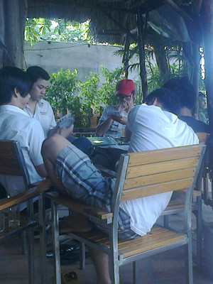 Khu cà phê bờ sông Thanh Đa luôn được các quý tử chọn là nơi “học nhóm”. ảnh: Nhã Đan