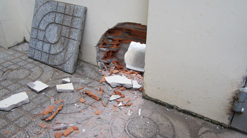 Góc tường bị thủng vì vụ nổ