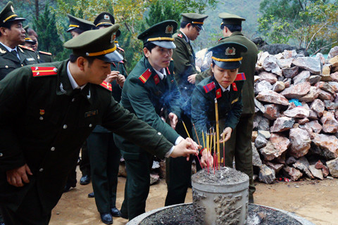 Đoàn thắp hương tại mộ liệt sĩ Kim Đồng. Đoàn thắp hương tại mộ liệt sĩ Kim Đồng