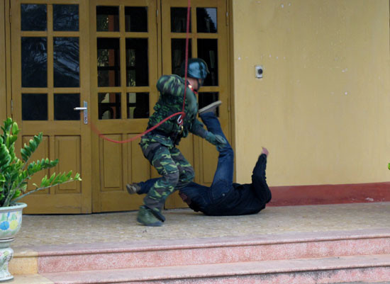 Bất ngờ hạ gục đối tượng