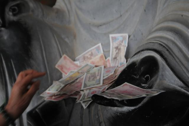 Theo ghi nhận của phóng viên, tình trạng du khách bỏ tiền lẻ lên tay, chân và xung quanh tượng phật, sờ vuốt thân tượng diễn ra khá phổ biến. Nhiều bức tượng tiền lẻ quá tải, rơi xuống đất