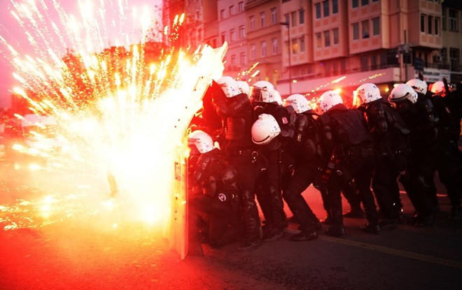 Cảnh sát chống bạo động Thổ Nhĩ Kỳ bị người biều tình ném pháo nổ. (Nguồn: Getty)