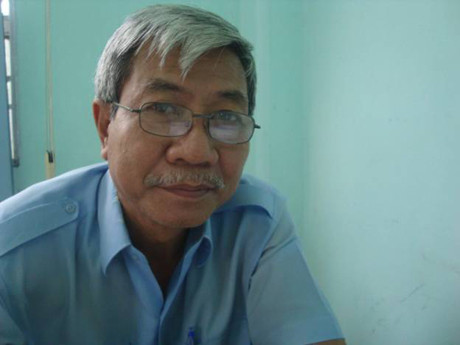 Ông Lâm Ngọc Uẩn, một cán bộ ngành điện dùng bình năng lượng mặt trời như là minh chứng để tuyên truyền, vận động người dân địa phương tiết kiệm điện