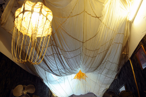 Để có được những món đồ độc đáo này, anh Lê Tuấn Nghĩa và Nguyễn Văn Phương đã phải lăn lội vào miền Trung, miền Nam suốt nhiều năm để tìm mua lại