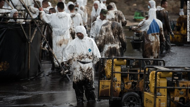 Lực lượng quân đội Thái Lan được huy động để dọn dẹp dầu tràn . Lực lượng quân đội Thái Lan được huy động để dọn dẹp dầu tràn