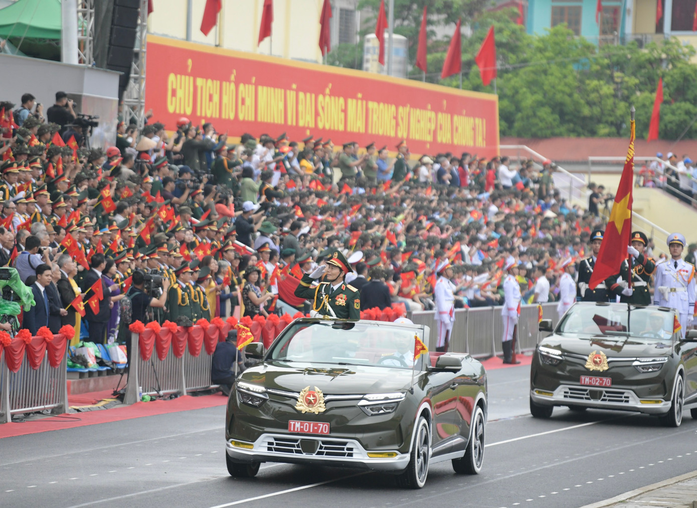 Khối Quân kỳ do đồng chí Trung tướng Nguyễn Trọng Bình, Phó Tổng tham mưu trưởng Quân đội nhân dân Việt Nam chỉ huy, dẫn đầu các khối đại diện cho lực lượng Quân đội nhân dân và Dân quân tự vệ.