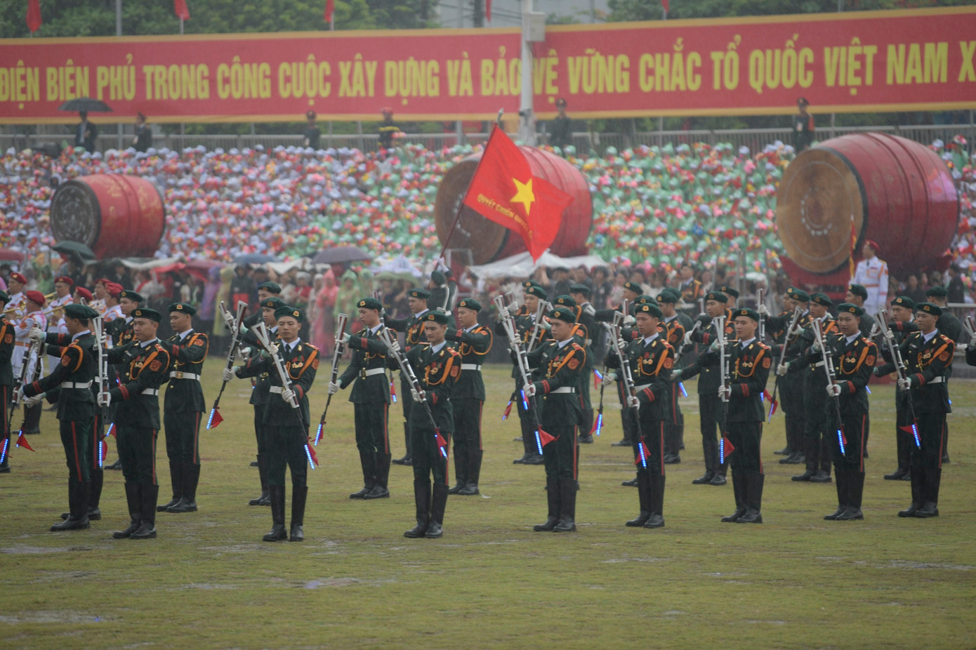 Lực lượng quân đội và công an biểu diễn dưới sân vận động tỉnh Điện Biên.