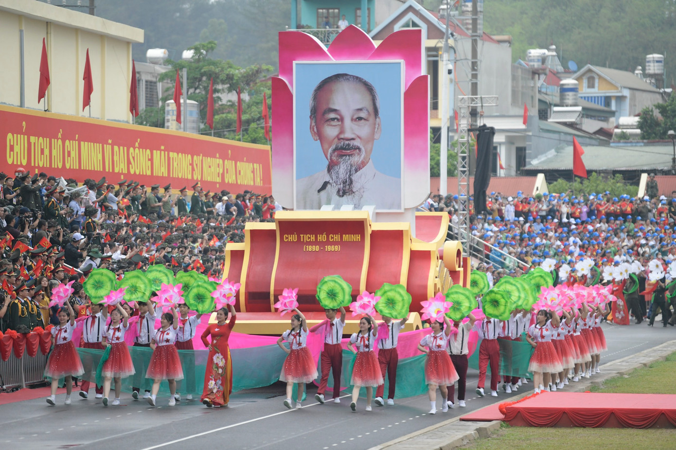 Nhìn lại chặng đường chiến đấu, chiến thắng oanh liệt của cách mạng Việt Nam nói chung, Chiến thắng Điện Biên Phủ nói riêng, chúng ta vô cùng xúc động, tự hào tưởng nhớ Chủ tịch Hồ Chí Minh kính yêu; thành kính biết ơn hàng triệu người con ưu tú đã ngã xuống; hàng triệu người đã hy sinh một phần máu thịt, dâng hiến tuổi xuân cho Tổ quốc, cho dân tộc, cho đất nước Việt Nam có ngày hôm nay, khẳng định chân lý “không có gì quý hơn độc lập, tự do” tiếp tục soi sáng con đường chúng ta đi.