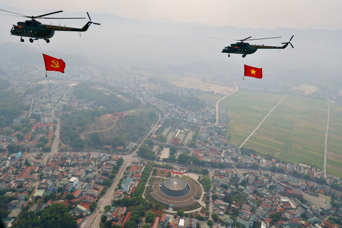 Ba biên đội 11 trực thăng thuộc Quân chủng Phòng không - Không quân mang theo cờ Tổ quốc và cờ Đảng xuất phát, tiến đến sân vận động tỉnh Điện Biên.