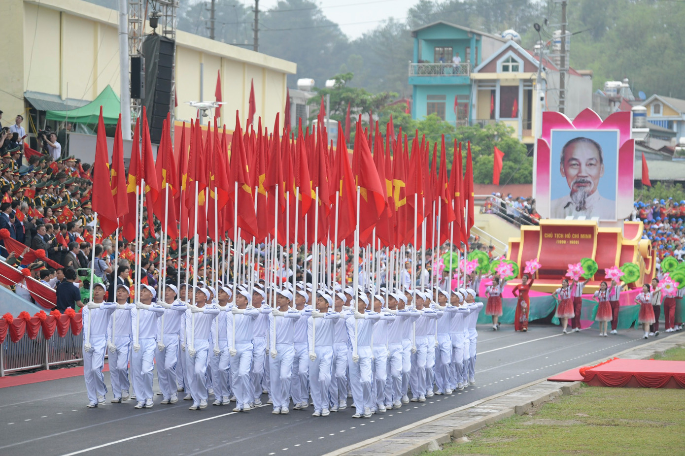 Những lá cờ tung bay trước gió tượng trưng cho lý tưởng, niềm tin chiến thắng; bản lĩnh, trí tuệ lãnh đạo của Đảng Cộng sản Việt Nam; sức mạnh của khối đại đoàn kết toàn dân tộc, được khơi nguồn, bồi đắp từ lịch sử, bừng cháy cho hôm nay và tỏa sáng đến mai sau.