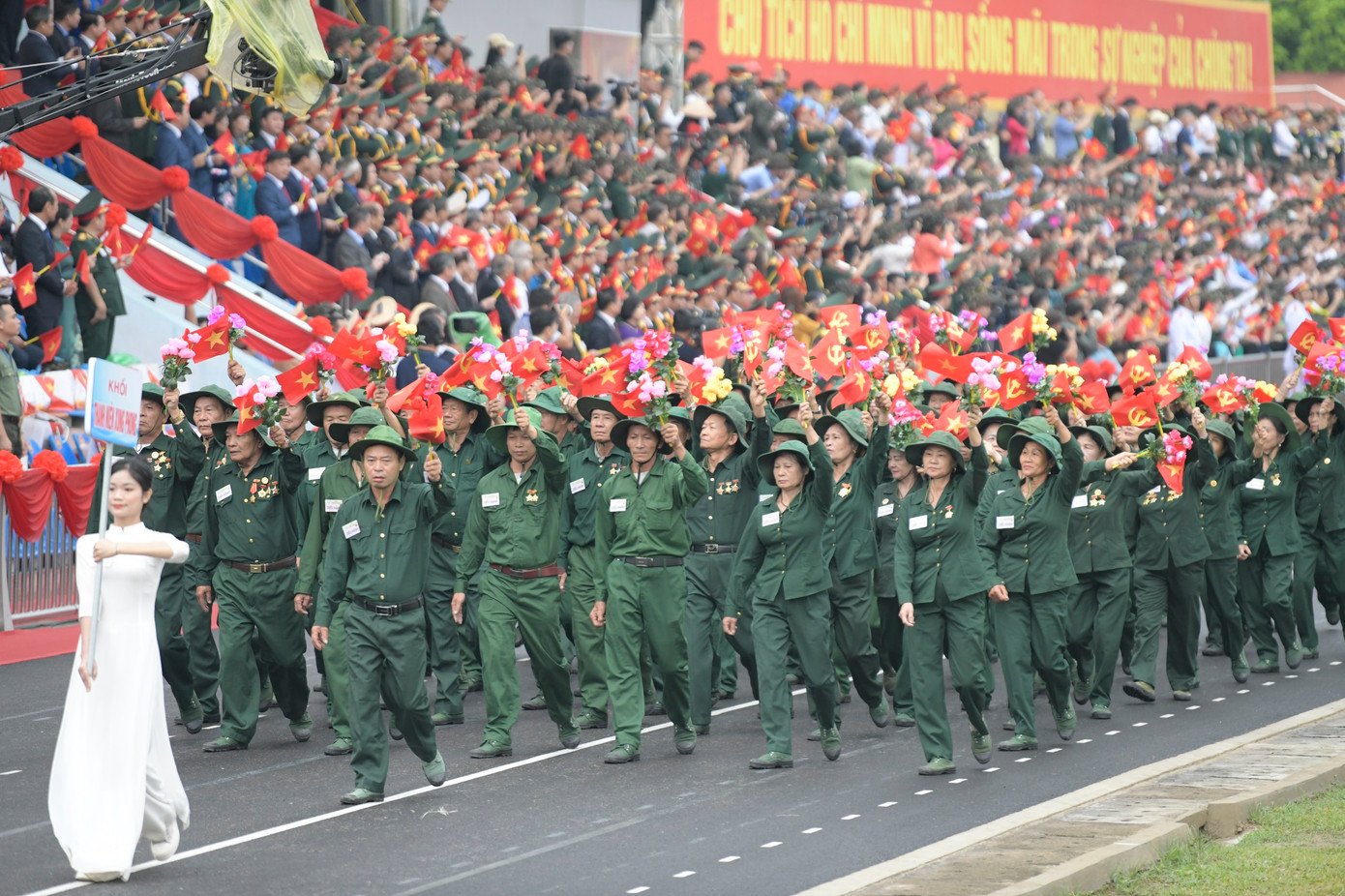 Đáp lời kêu gọi của Bác Hồ: “Hễ là người Việt Nam thì phải đứng lên đánh thực dân Pháp để cứu Tổ quốc”, hàng chục vạn nam, nữ đã xung phong vào Dân công hỏa tuyến phục vụ Chiến dịch Điện Biên Phủ với quyết tâm: “Dù bom đạn xương tan, thịt nát/ Không sờn lòng, không tiếc tuổi xanh...” mở đường, vận chuyển vũ khí, lương thực, thương bệnh binh, lập nhiều chiến công. Trong âm vang chiến thắng Điện Biên Phủ hôm nay, chúng ta tưởng nhớ và tri ân sâu sắc những chiến công, sự hy sinh to lớn của lực lượng Dân công hỏa tuyến năm xưa, để cho đất nước nở hoa độc lập.
