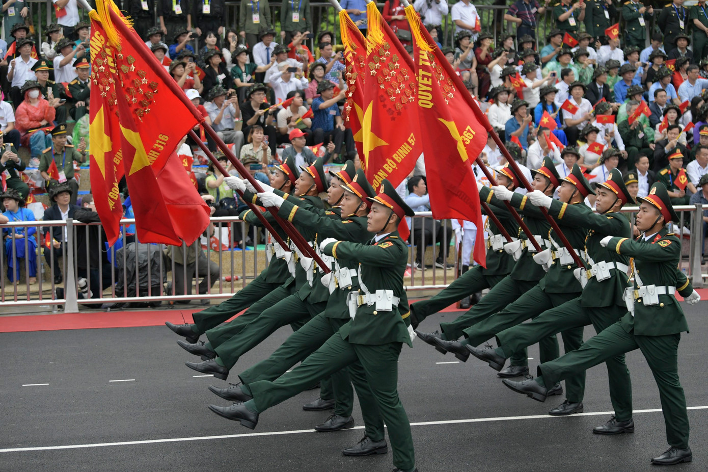 Trên Quân kỳ quyết chiến, quyết thắng tung bay, lấp lánh những tấm Huân chương cao quý mà Đảng, Nhà nước trao tặng, xứng đáng với truyền thống: “Quân đội ta trung với Đảng, hiếu với dân, sẵn sàng chiến đấu hy sinh, vì độc lập, tự do của Tổ quốc, vì chủ nghĩa xã hội, nhiệm vụ nào cũng hoàn thành, khó khăn nào cũng vượt qua, kẻ thù nào cũng đánh thắng”, xứng đáng là Quân đội Anh hùng của dân tộc Anh hùng.