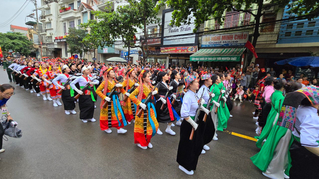 Trong Chiến dịch Điện Biên Phủ, Tây Bắc là hậu phương, là căn cứ hậu cần trực tiếp, quân và dân các dân tộc Tây Bắc đã đóng góp sức người, sức của, cùng với quân và dân cả nước giành chiến thắng trong Chiến dịch Điện Biên Phủ.