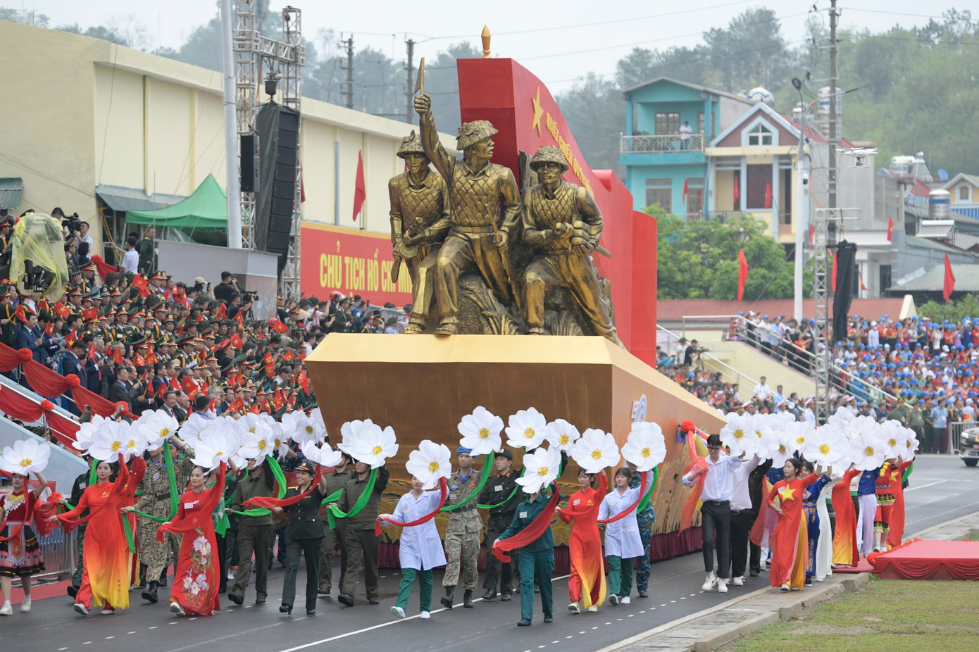 Chiến thắng Điện Biên Phủ mãi mãi là biểu tượng sáng ngời của Chủ nghĩa anh hùng cách mạng; là một trong những trang sử bằng Vàng, là niềm tự hào của dân tộc Việt Nam. Chiến thắng Điện Biên Phủ lừng lẫy năm châu, chấn động địa cầu đã thổi bùng ngọn lửa đấu tranh giải phóng dân tộc, mở đầu cho sự tan rã không thể cứu vãn của chủ nghĩa thực dân cũ trên phạm vi toàn thế giới.