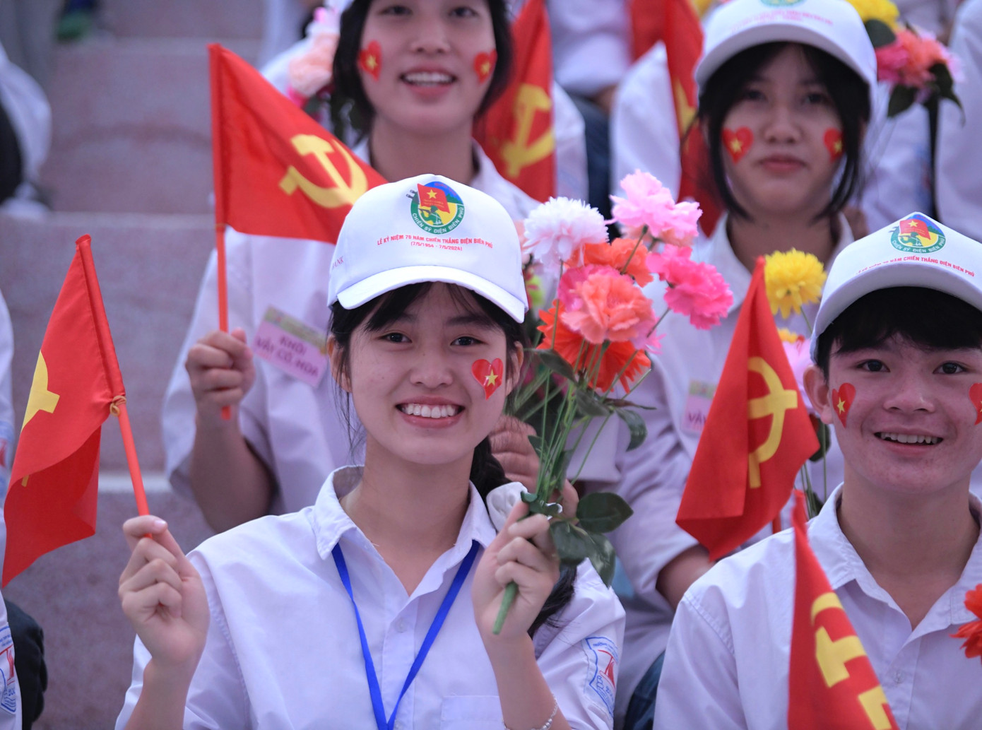 Hàng trăm đoàn viên, thanh niên có mặt tại sân vận động tỉnh Điện Biên từ sớm để hòa vào không khí Lễ kỷ niệm 70 năm Chiến thắng Điện Biên Phủ.