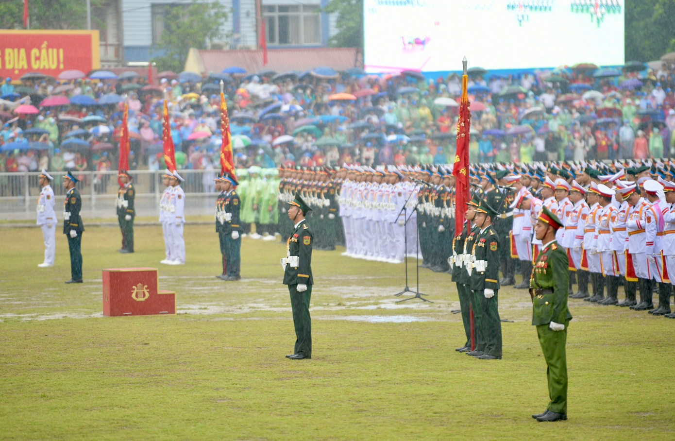 Quốc thiều nước Cộng hòa xã hội chủ nghĩa Việt Nam vang lên hùng tráng trên sân vận động tỉnh Điện Biên.