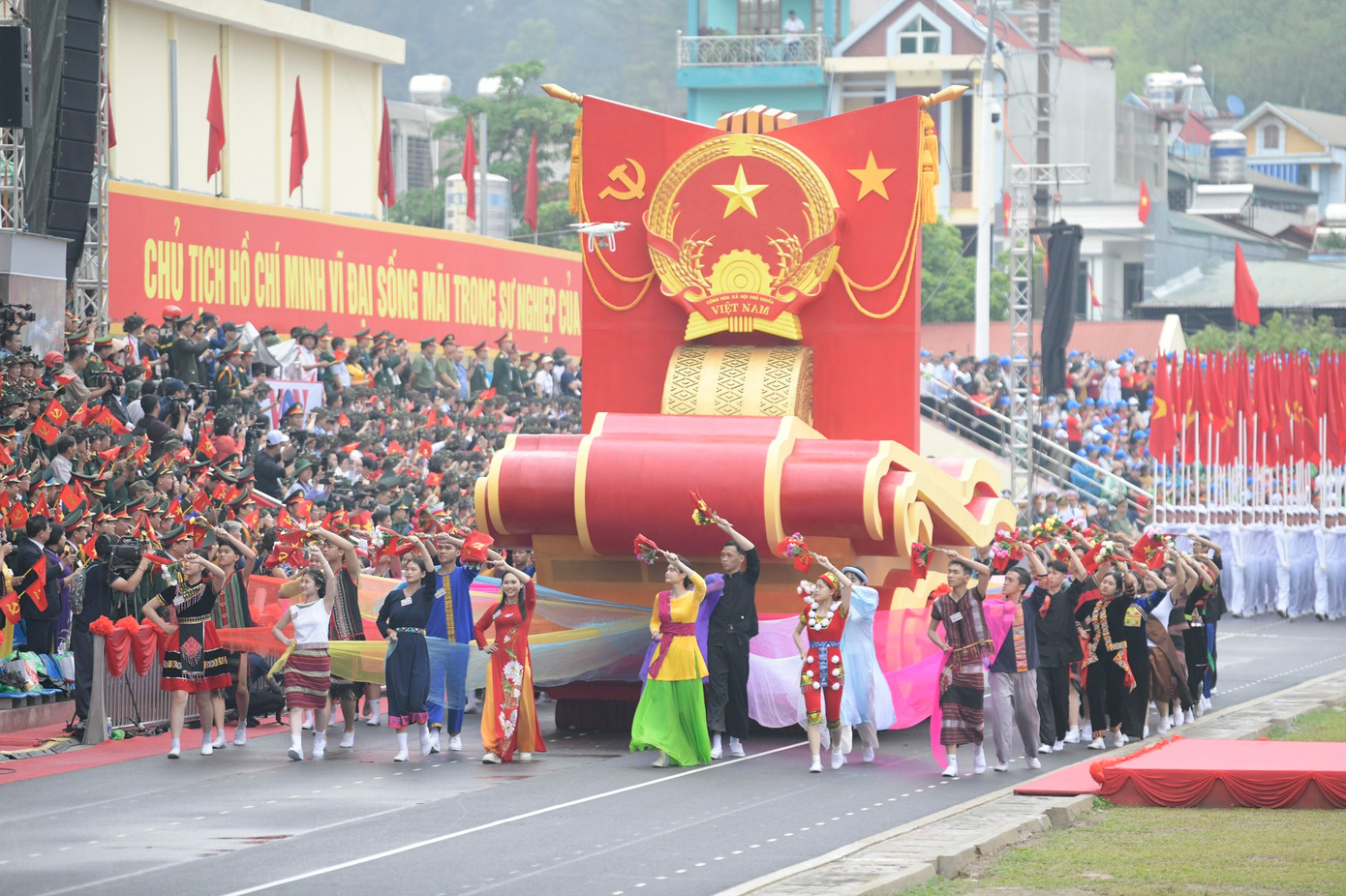Phát huy tinh thần đó, cộng đồng các dân tộc Việt Nam đang chung sức, đồng lòng, vững bước, tiến lên trên con đường mà Đảng, Bác Hồ và Nhân dân ta đã lựa chọn.