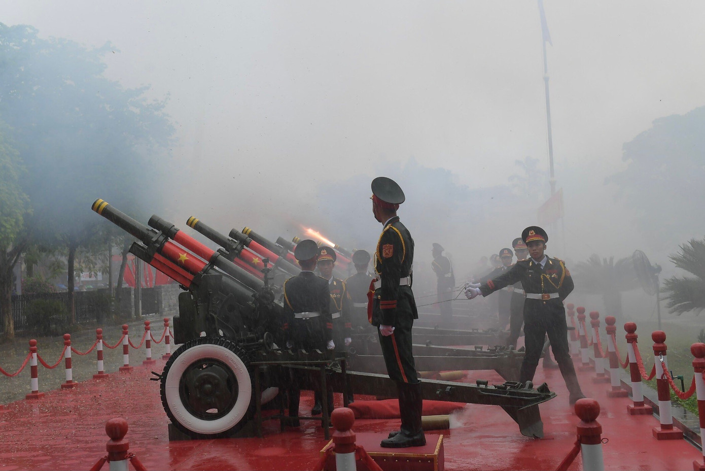 21 loạt đại bác rền vang trên nền Quốc thiều nước Cộng hòa xã hội chủ nghĩa Việt Nam.