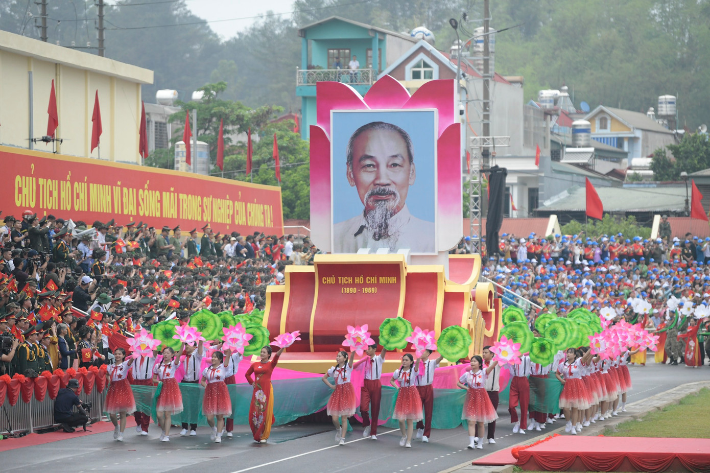 Bác đã đi xa, nhưng thân thế, sự nghiệp, tư tưởng, đạo đức, phong cách của Người mãi mãi tỏa sáng, soi đường cho dân tộc Việt Nam vững bước tiến lên những tầm cao mới, sánh vai với các cường quốc năm châu.