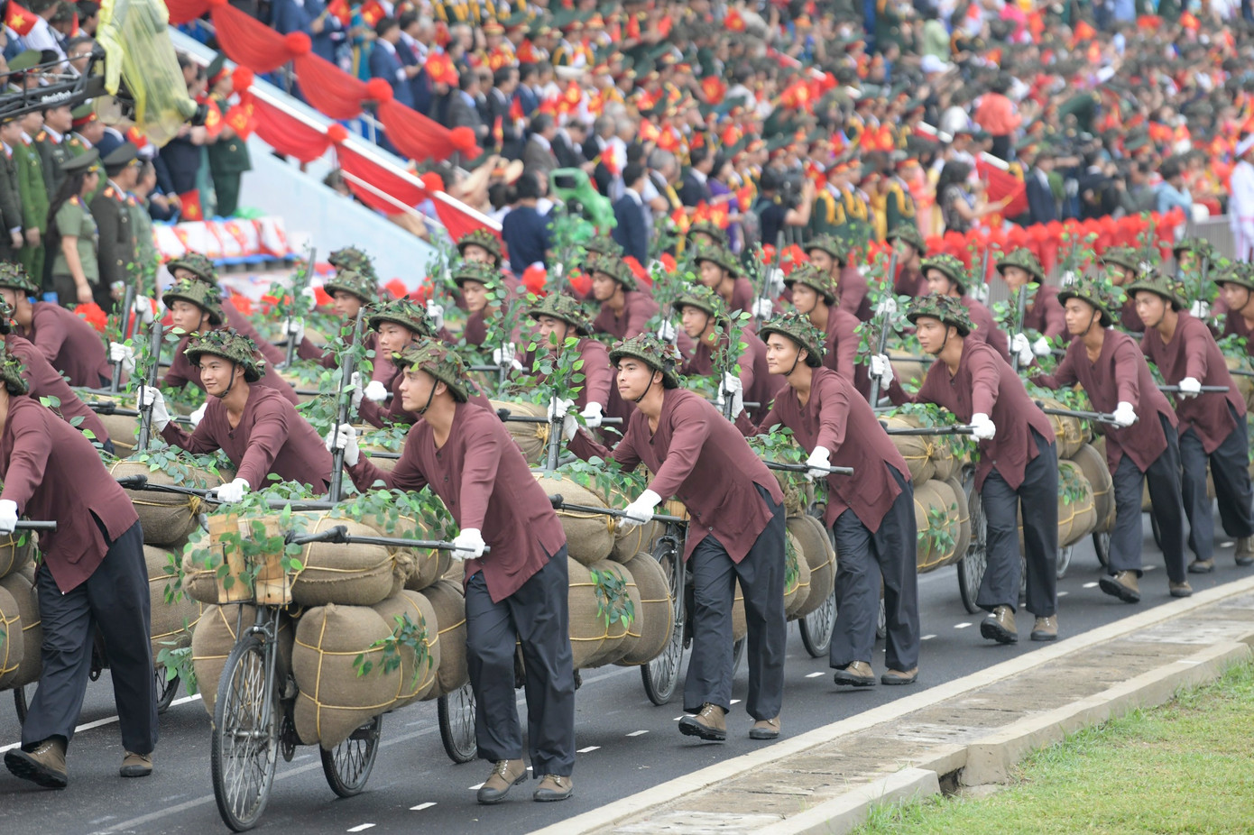 Được Đảng, Bác Hồ trực tiếp chỉ đạo thành lập; trong Chiến dịch Điện Biên Phủ có gần 20 nghìn thanh niên xung phong tham gia mở đường, vận tải vũ khí, khí tài, lương thực, thương bệnh binh, rà phá bom mìn trên các trọng điểm ác liệt; hơn 8 nghìn thanh niên xung phong chuyển sang các đơn vị Quân đội, chiến đấu trên các mặt trận, góp phần làm nên Chiến thắng Điện Biên Phủ và Đại thắng mùa Xuân năm 1975, được Đảng, Nhà nước phong tặng danh hiệu Anh hùng lực lượng vũ trang nhân dân.