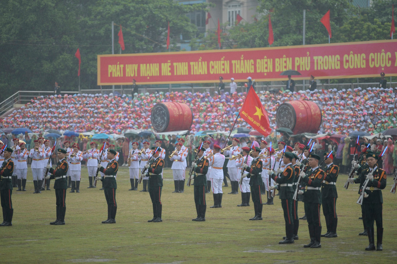 Lực lượng quân đội và công an biểu diễn dưới sân vận động tỉnh Điện Biên.