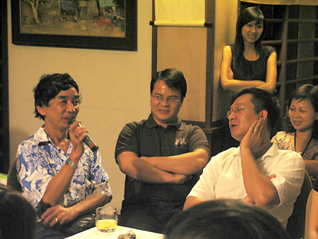 Nghệ sỹ Tuấn Dương (áo hoa xanh)