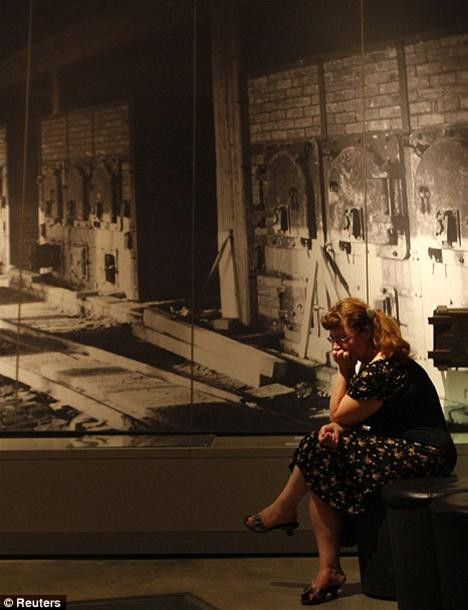 Du khách trước bức ảnh về trại tử thần, được trưng bày tại Jerusalem. Du khách trước bức ảnh về trại tử thần, được trưng bày tại Jerusalem.