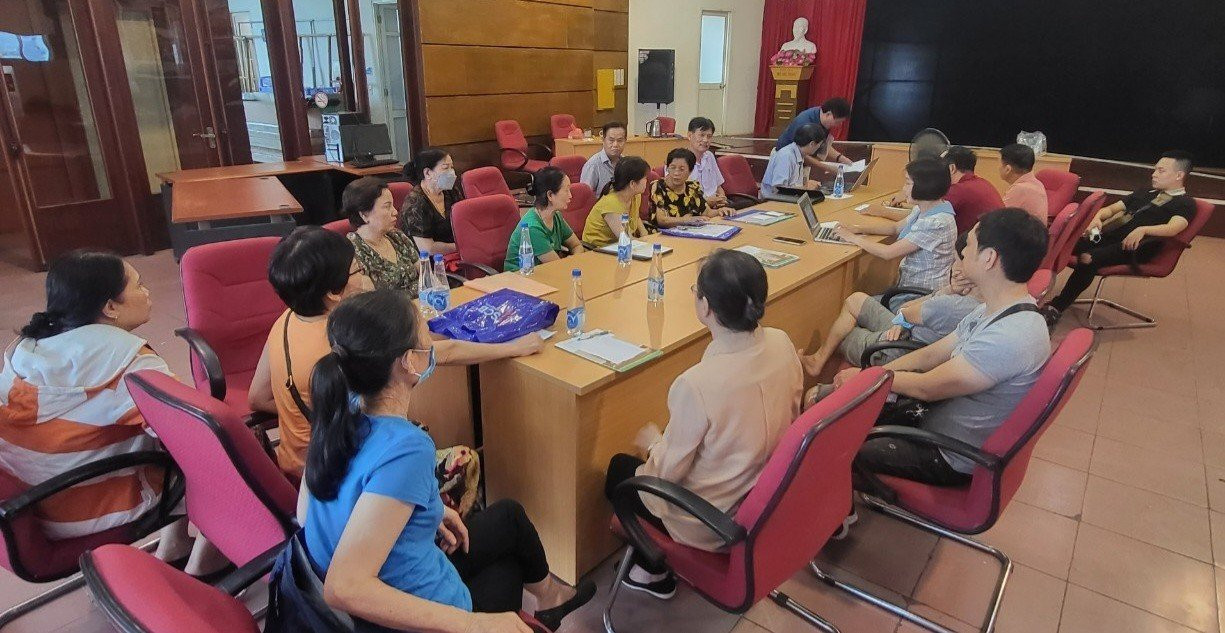 Người dân đến báo Tiền Phong phản ánh việc gửi tiết kiệm bị hô biến thành hợp đồng bảo hiểm nhân thọ (ảnh: NL). Người dân đến báo Tiền Phong phản ánh việc gửi tiết kiệm bị hô biến thành hợp đồng bảo hiểm nhân thọ (ảnh: NL).