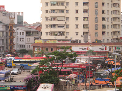 Một bến xe “dù” rộng 13.000m2 ngay sau bến xe Mỹ Đình khiến dư luận cho rằng có sự bảo kê tại đây. ẢNH: phùng sưởng. Một bến xe “dù” rộng 13.000m2 ngay sau bến xe Mỹ Đình khiến dư luận cho rằng có sự bảo kê tại đây. ẢNH: phùng sưởng