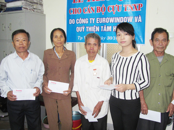 Báo Tiền Phong trao quà của qũi Thiện Tâm cho cựu TNXP Nghệ An. 