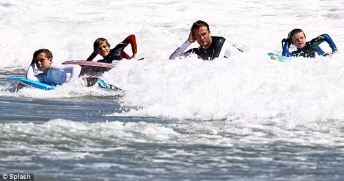 David Beckham lướt ván tại bãi biển Malibu cùng các con trai, từ trái qua, Brooklyn, Romeo và Cruz. David Beckham lướt ván tại bãi biển Malibu cùng các con trai, từ trái qua, Brooklyn, Romeo và Cruz