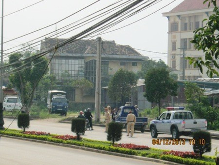 Lái xe đứng trước đầu ô tô của mình, một mực không cho lực lượng CSGT đưa xe về đồn. Thay bằng việc hợp tác với CSGT, lái xe đã không xuất trình được các giấy tờ liên quan đến chiếc xe. Hơn thế nữa, tài xế này còn la ó, chống đối và lao vào cướp súng của cán bộ CSGT