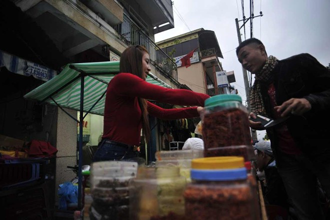 Dù vậy, Bảo Chi rất vui vì nhờ đó mà quán bánh tráng trộn của mình đông khách hơn rất nhiều so với trước