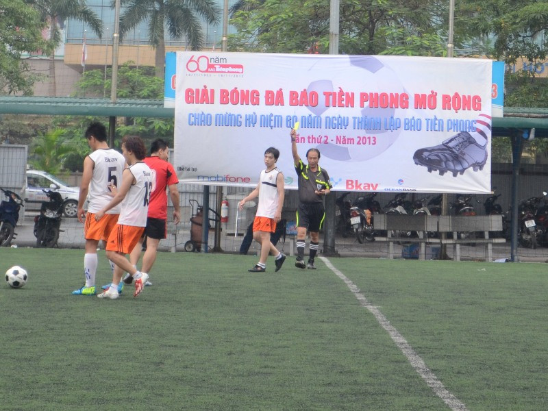 Và trong trận đấu không thể tránh khỏi những thẻ phạt của trọng tài