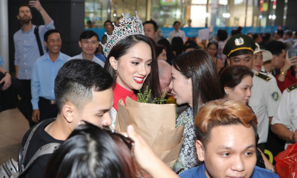 Về nước, Hoa hậu Hương Giang vỡ oà trong vòng tay fan Việt ảnh 2