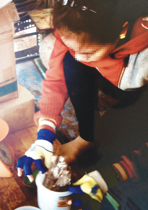 Nhân viên cửa hàng hóa chất M.H bán hương liệu, bột màu kèm theo để khách chế cồn thành các loại rượu. Nhân viên cửa hàng hóa chất M.H bán hương liệu, bột màu kèm theo để khách chế cồn thành các loại rượu