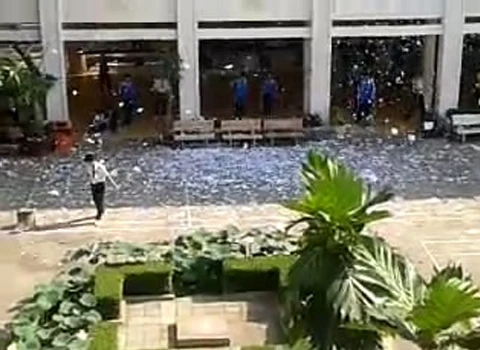 Đề cương trắng xóa cả sân trường. Đề cương trắng xóa cả sân trường