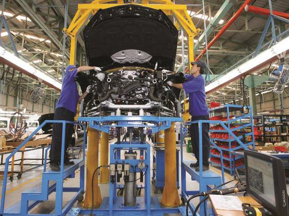  Hiện ngành sản xuất ô tô trong nước mới dừng ở mức độ lắp ráp, dây chuyền sản xuất chủ yếu gồm 3 công đoạn chính là hàn, tẩy rửa sơn, lắp ráp... Ảnh: H.PHƯƠNG (Báo Hải Quan) 