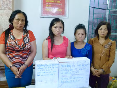 Bốn đối tượng trong vụ án Triệu Thị Vân tại trụ sở cơ quan điều tra