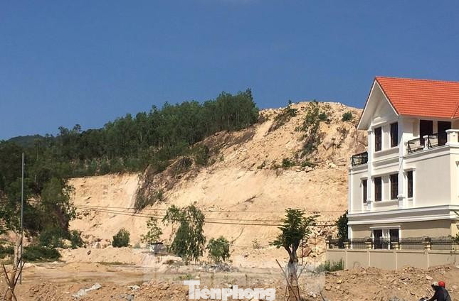 Cả ngọn núi bị cạo trọc để làm dự án khu nhà ở Phước Đồng. Cả ngọn núi bị cạo trọc để làm dự án khu nhà ở Phước Đồng.
