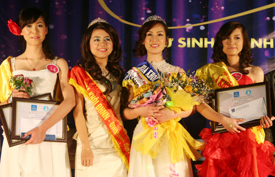 Các thí sinh đạt giải 2011 chụp cùng Miss Ulis 2010 (zi-băng đỏ)