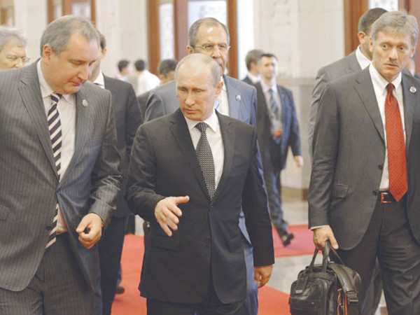 Tổng thống Nga V.Putin (giữa) cùng phái đoàn chính phủ Nga tại Bắc Kinh đi gặp Chủ tịch Quốc hội Trung Quốc Chu Bang Quốc. Ảnh: AP