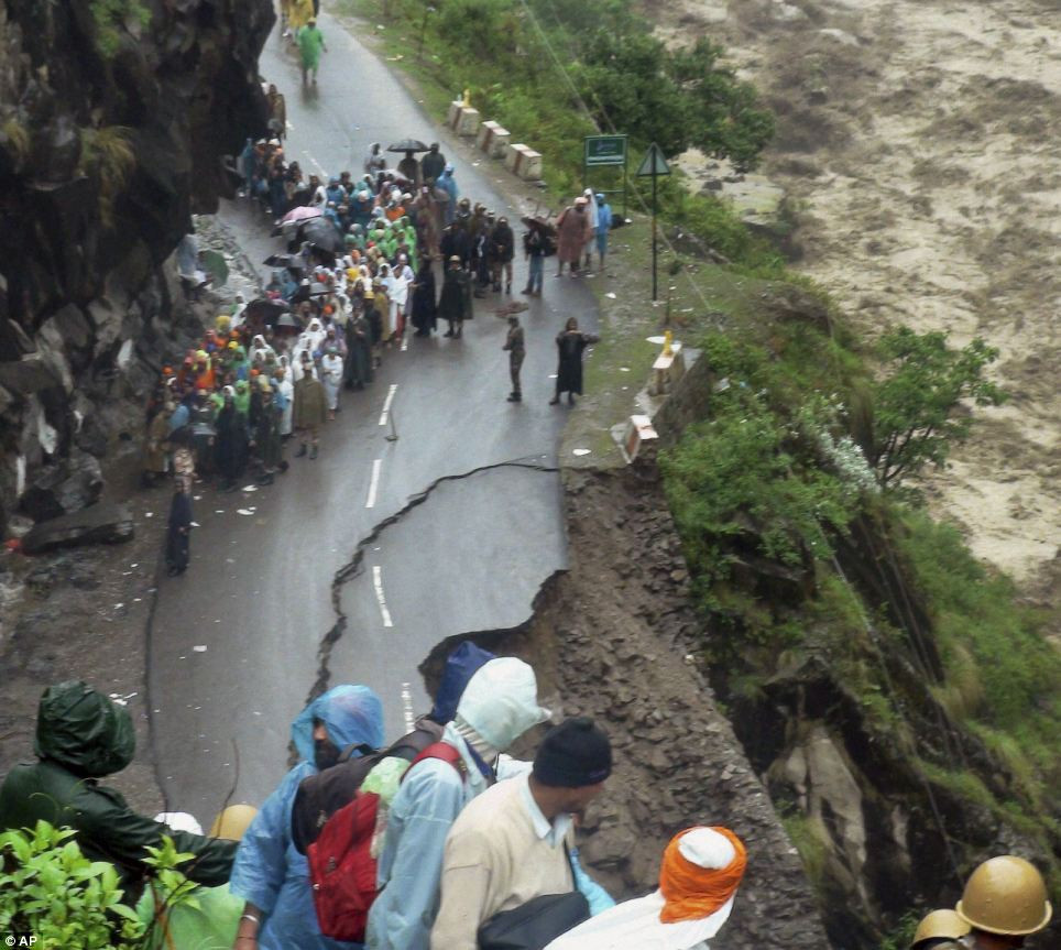 Đường ở huyện Chamoli bị phá hủy. Đường ở huyện Chamoli bị phá hủy