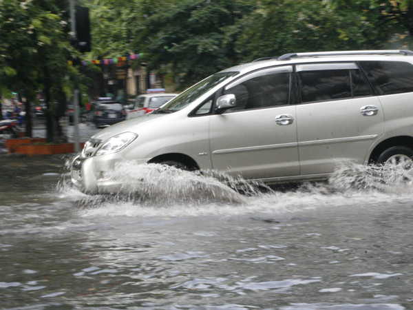 Chìm tới cả nửa bánh xe
