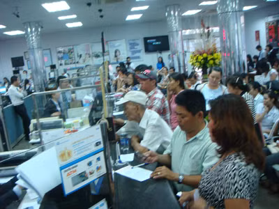 Khách hàng đến giao dịch tại ACB ngày 21-8. Ảnh: Đại Dương