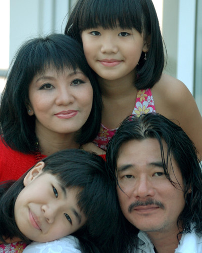 Gia đình ca sĩ Cẩm Vân