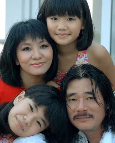 Gia đình ca sĩ Cẩm Vân
