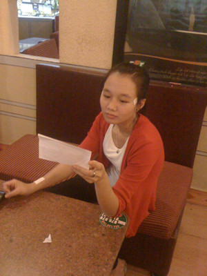 Chị Hứa Thị Điểm, cháu bà Hứa Thị Loan, kể về chuyện chủ nợ thuê đầu gấu đến phá, ép hai bác cháu chị phải bàn giao nhà. Ảnh: Gia Huy