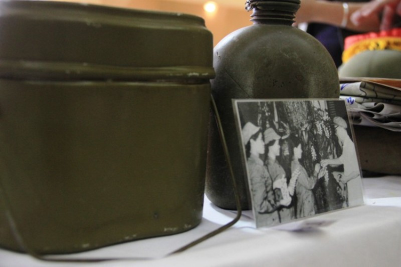 Chiếc bi đông- chiến lợi phẩm của Dũng sĩ giệt Mỹ Trần Thị Bưởi (Sinh 1947, quê Vĩnh Linh, Quảng Trị) thu được của địch tại cao điểm 31- Cồn Tiên (Gio Linh, Quảng Trị) năm 1968. Tấm ảnh kỷ niệm và Bưởi được gặp bác Hồ. Bà tên thật là Trần Thị Buổi nhưng được bác Hồ đổi thành Bưởi- mang hương thơm của loài hoa bưởi. Lần này 2 vợ chồng bà Bưởi hiến tặng nhiều hiện vật ý nghĩa cho bảo tàng Đà Nẵng