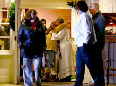 Người thân ôm lấy nhau chia sẻ mất mát của vụ thảm sát kinh hoàng tại Sandy Hook (Ảnh: Getty Images